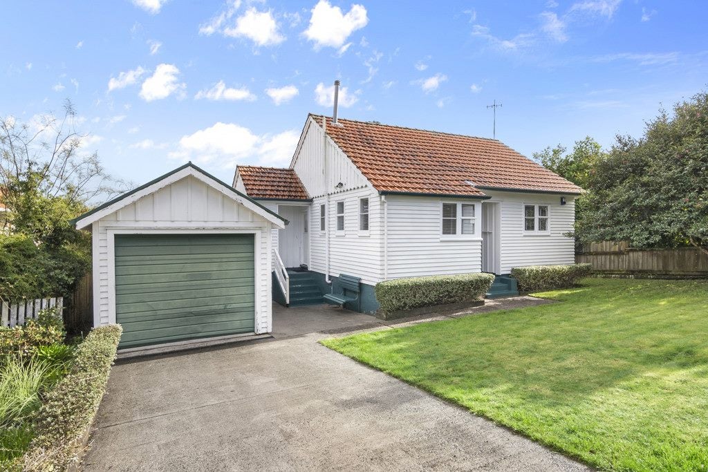 27 Bledisloe Terrace, Hamilton East, Hamilton - Carousel 1