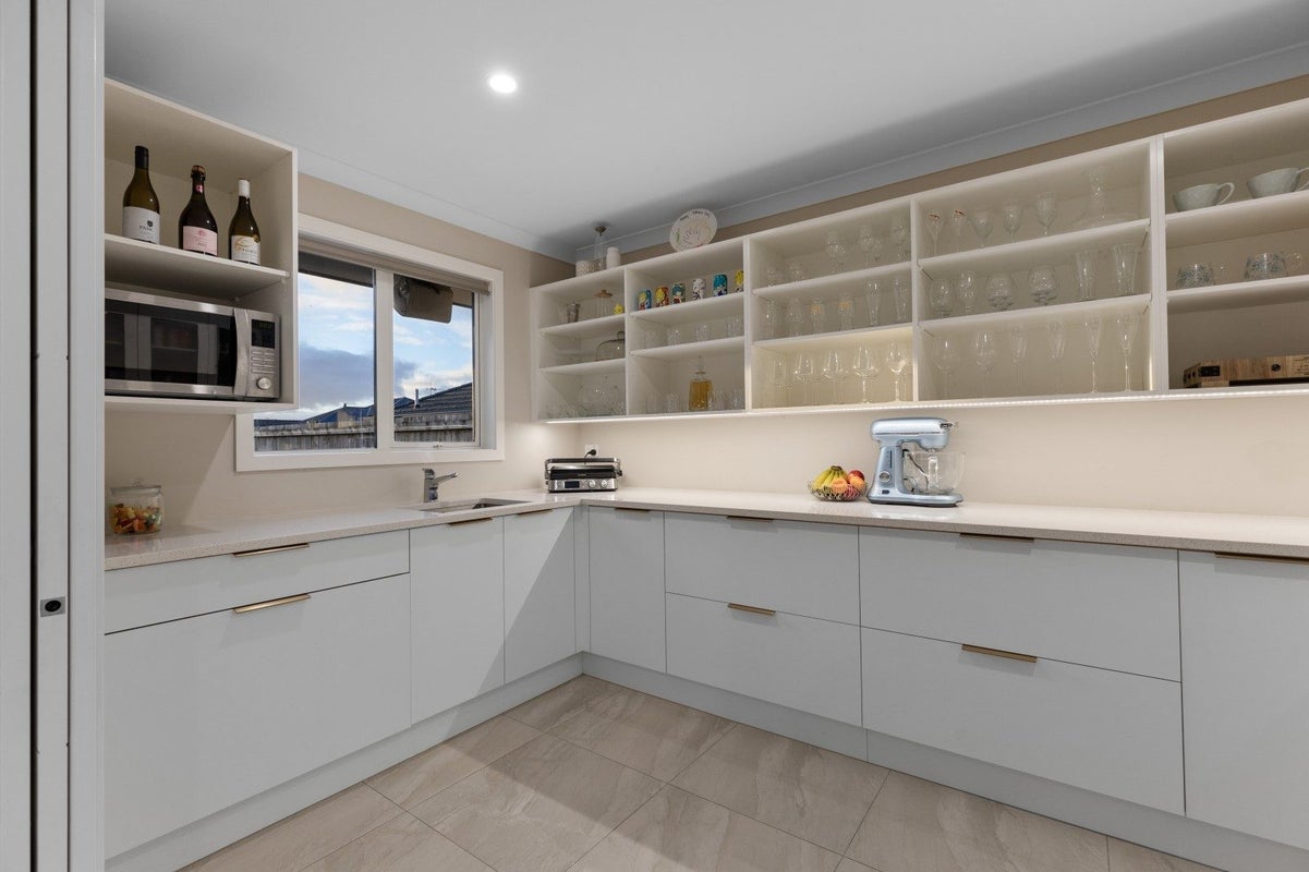 6 Cyprus Place, Fitzherbert, Palmerston North - Carousel 2