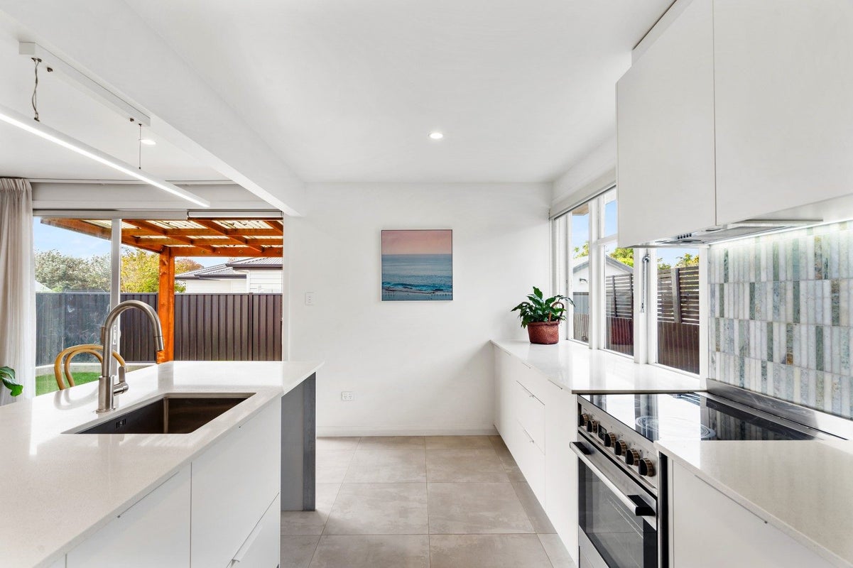 716 Grove Road, Mayfair, Hastings - Carousel 2