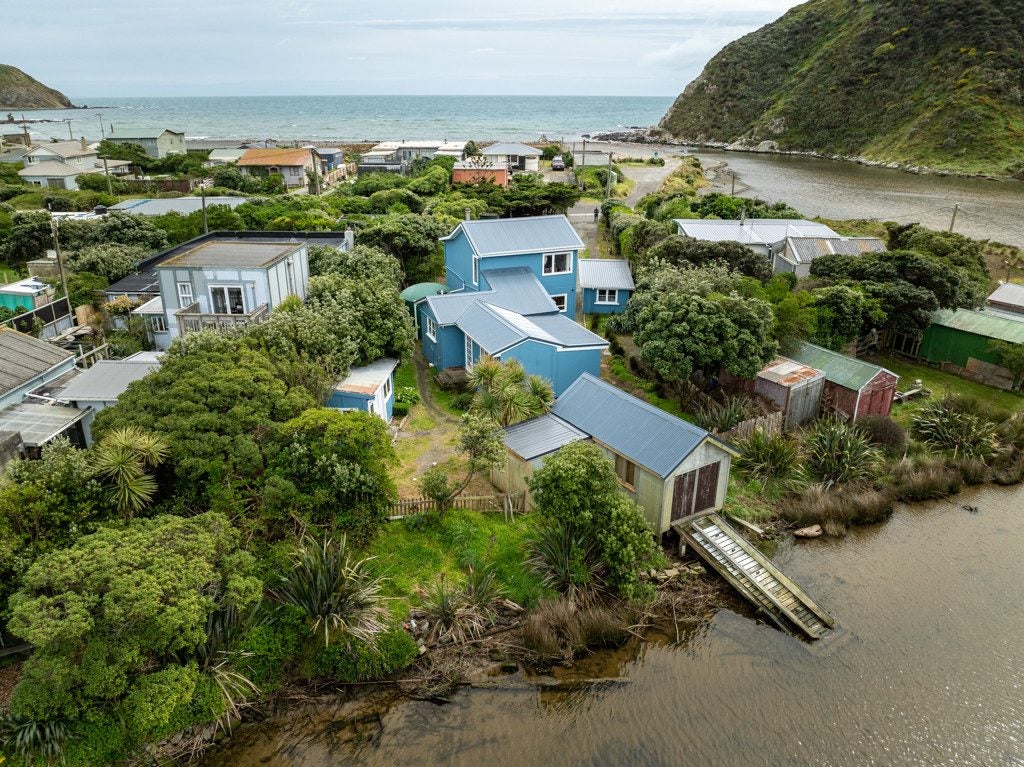 6 Estuary Street, Makara Beach, Karori - Carousel 1