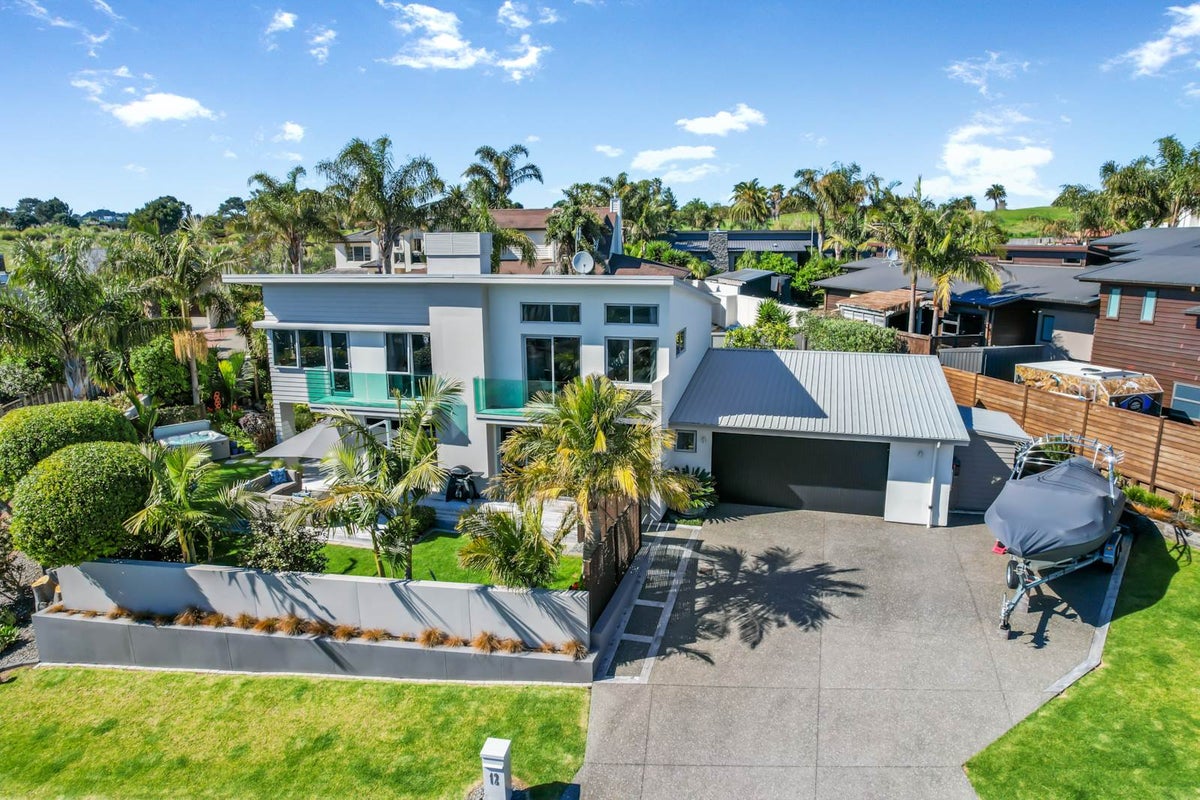 12 Tui Brae, Beachlands, Auckland - Carousel 1
