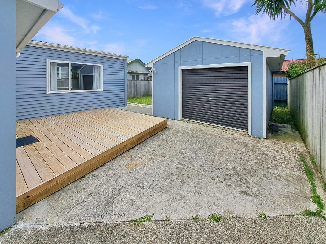 221 The Esplanade, Petone, Lower Hutt - Carousel 2