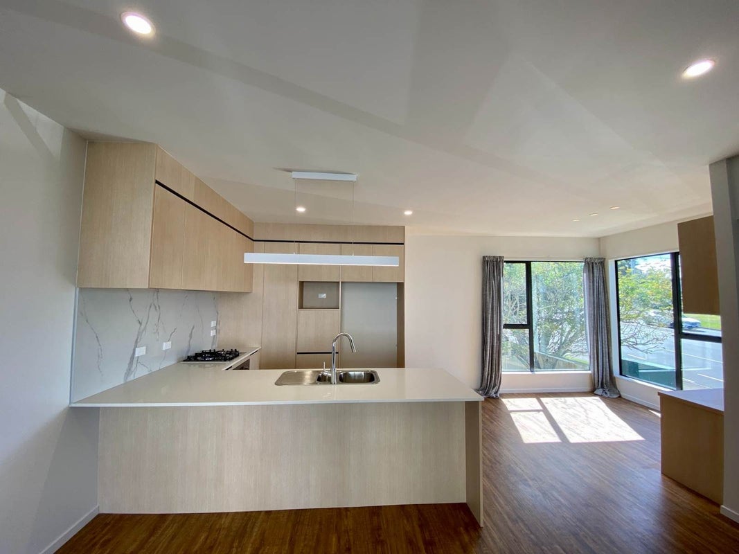1/954 East Coast Road, Northcross, Auckland - Carousel 1