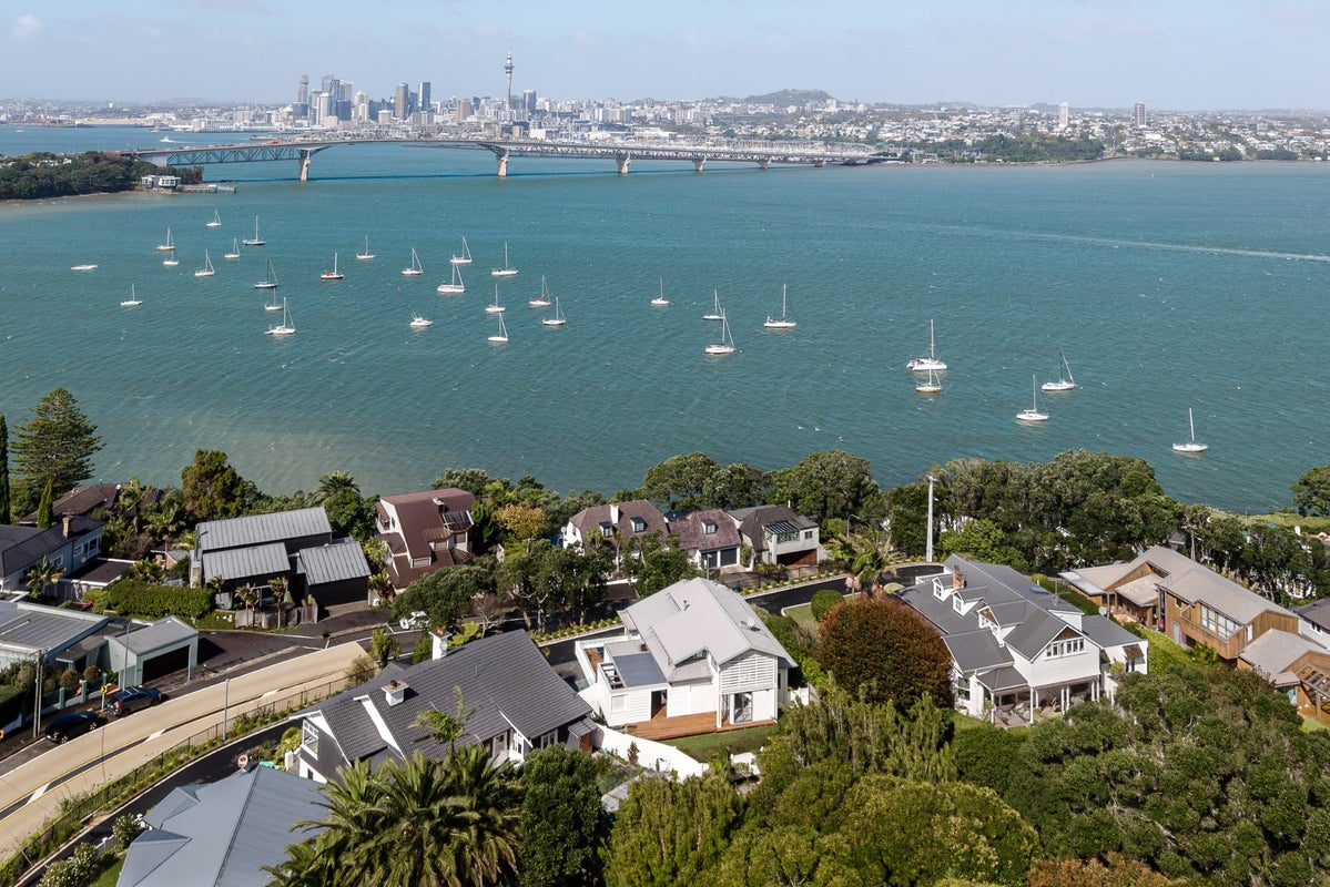 14 Hinemoa Terrace, Birkenhead, Auckland - Carousel 2