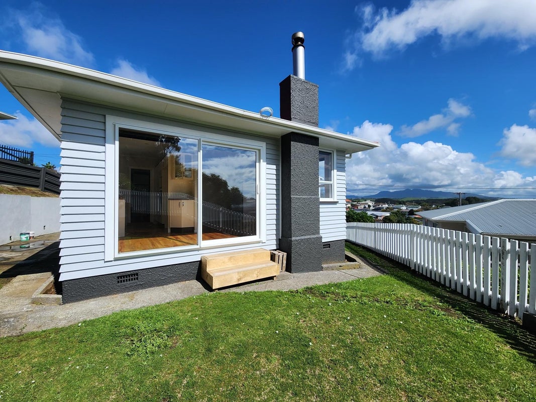 31 Simons Street, Moturoa, New Plymouth - Carousel 1