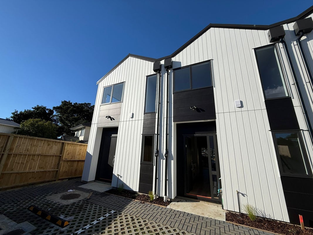 9 Tuakana Street, Point England, Auckland - Carousel 1
