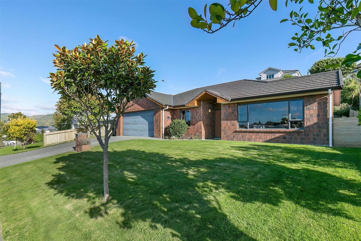 16 Dusky Crescent, Aotea, Porirua - Carousel 1