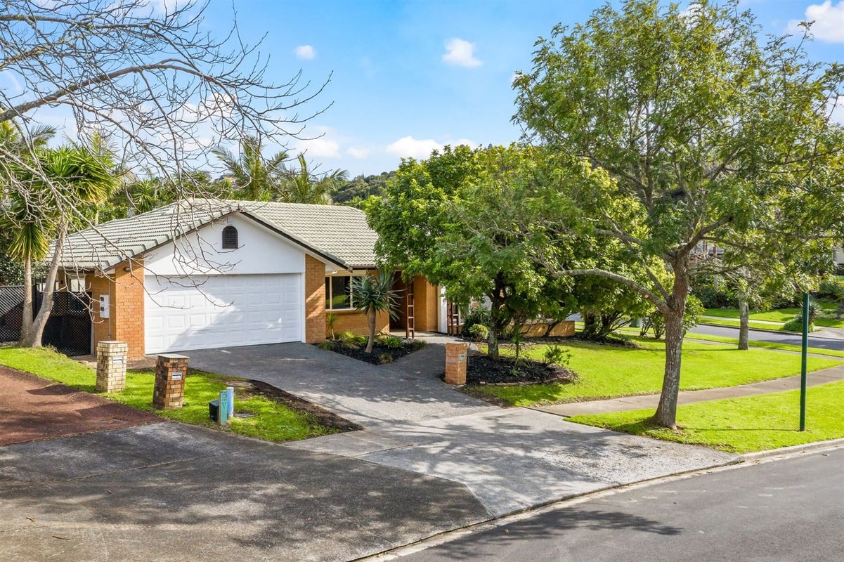 1 Phoebe Meikle Place, Torbay, Auckland - Carousel 1