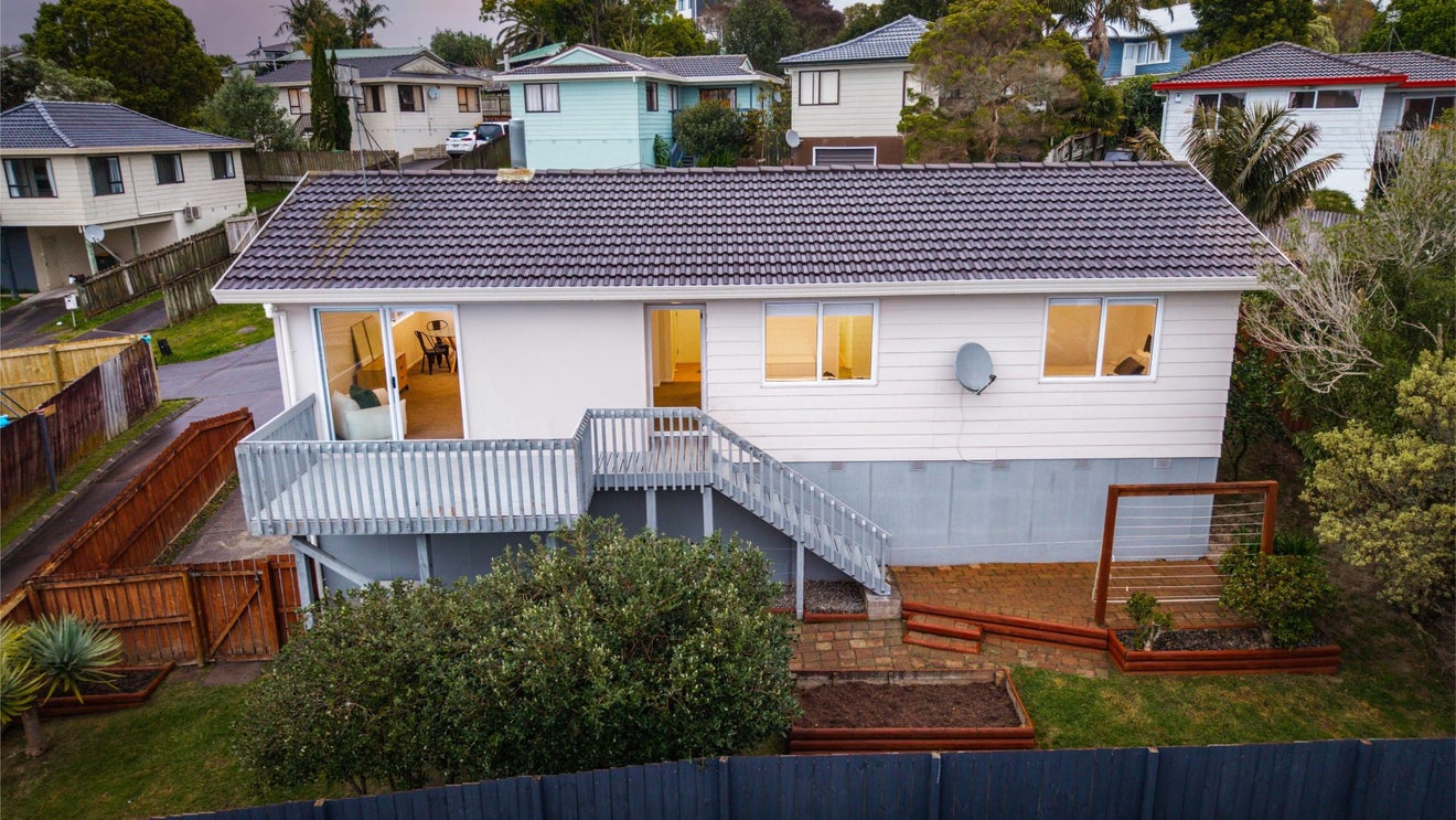 24 Halloran Place, Massey, Auckland - Carousel 1