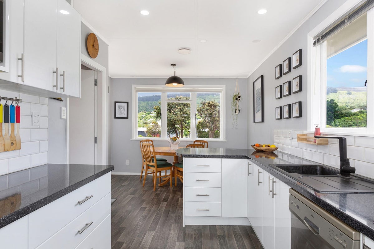 35 Duncan Street, Tawa, Wellington - Carousel 2