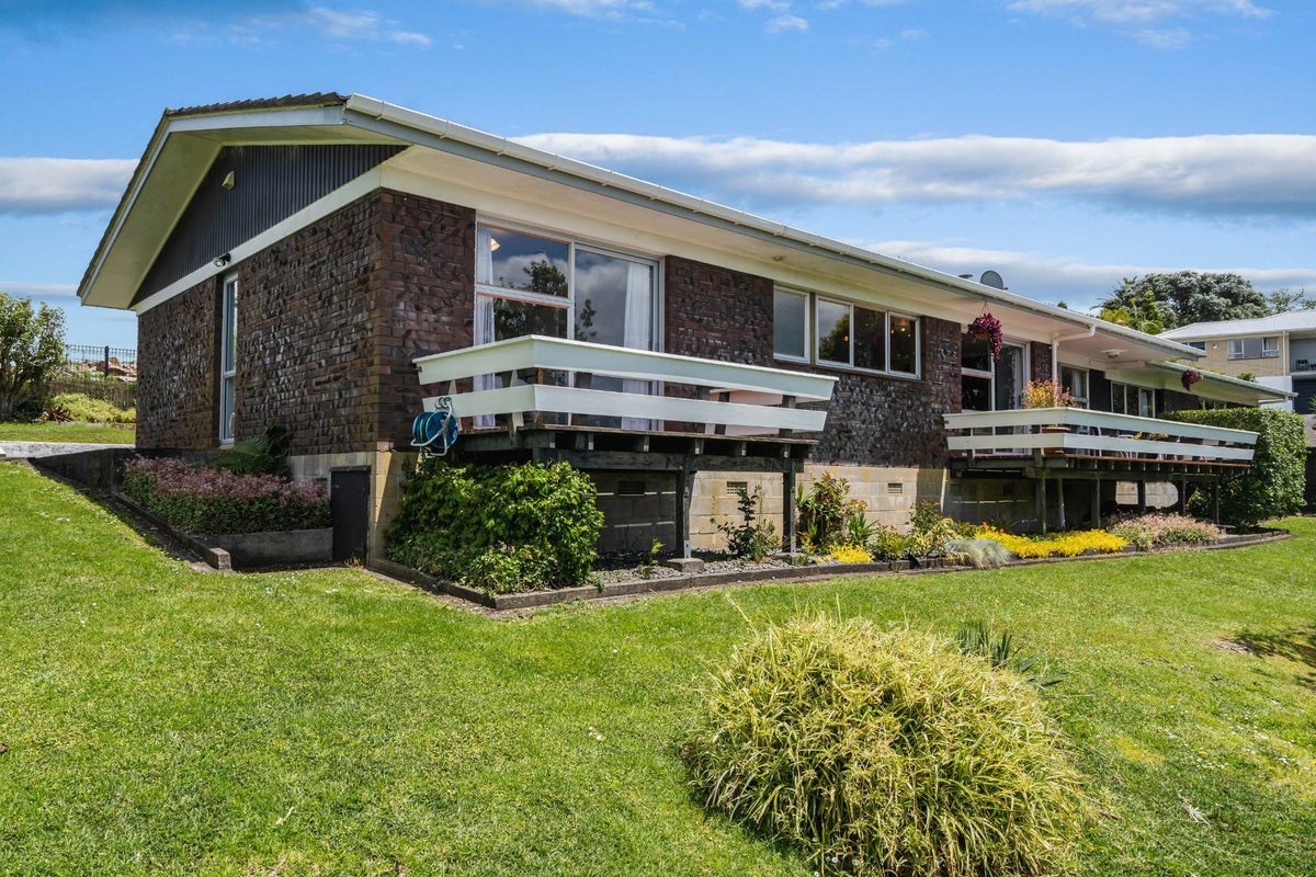 42 Fisher Terrace, Kamo, Whangarei - Carousel 1