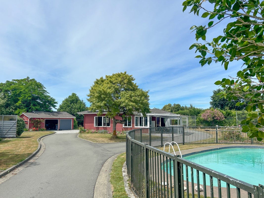 258 High Street North, Carterton - Carousel 23
