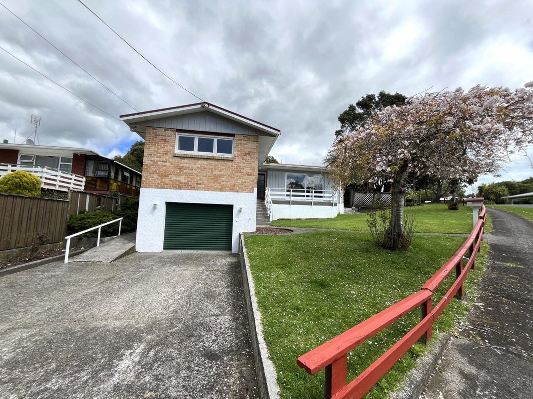 18 Beaumont Crescent, Frankleigh Park, New Plymouth - Carousel 1