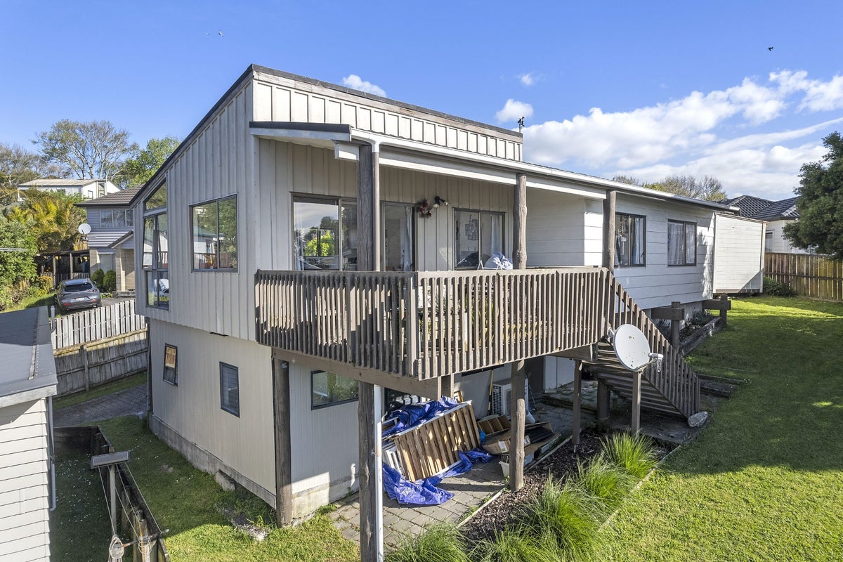 13 Sentosa Place, Clover Park, Auckland - Carousel 2