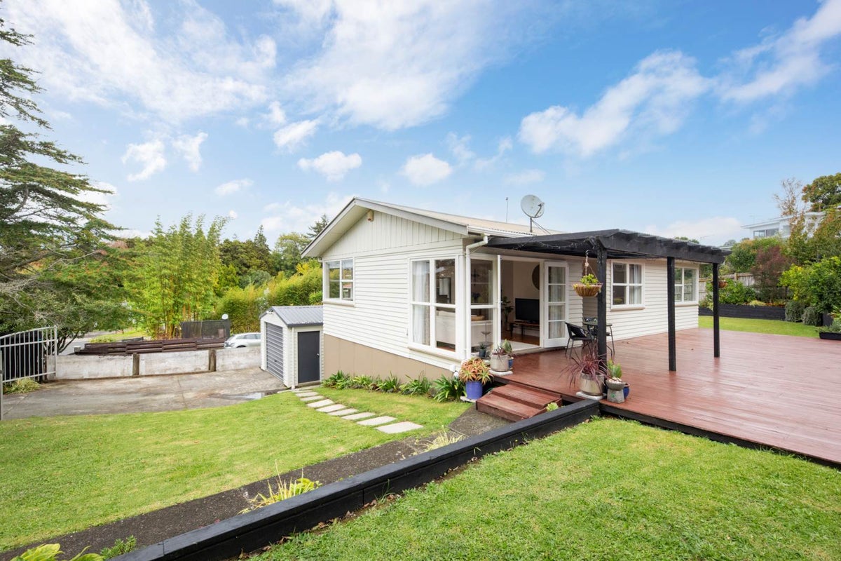 17 Titchener Street, New Lynn, Auckland - Carousel 1