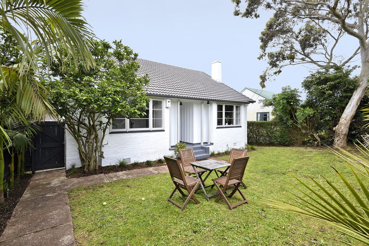 8 Owairaka Avenue, Mount Albert, Auckland - Carousel 1