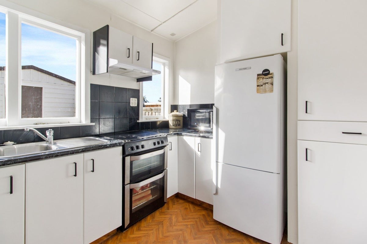 16 Memorial Avenue, Parkside, Timaru - Carousel 2