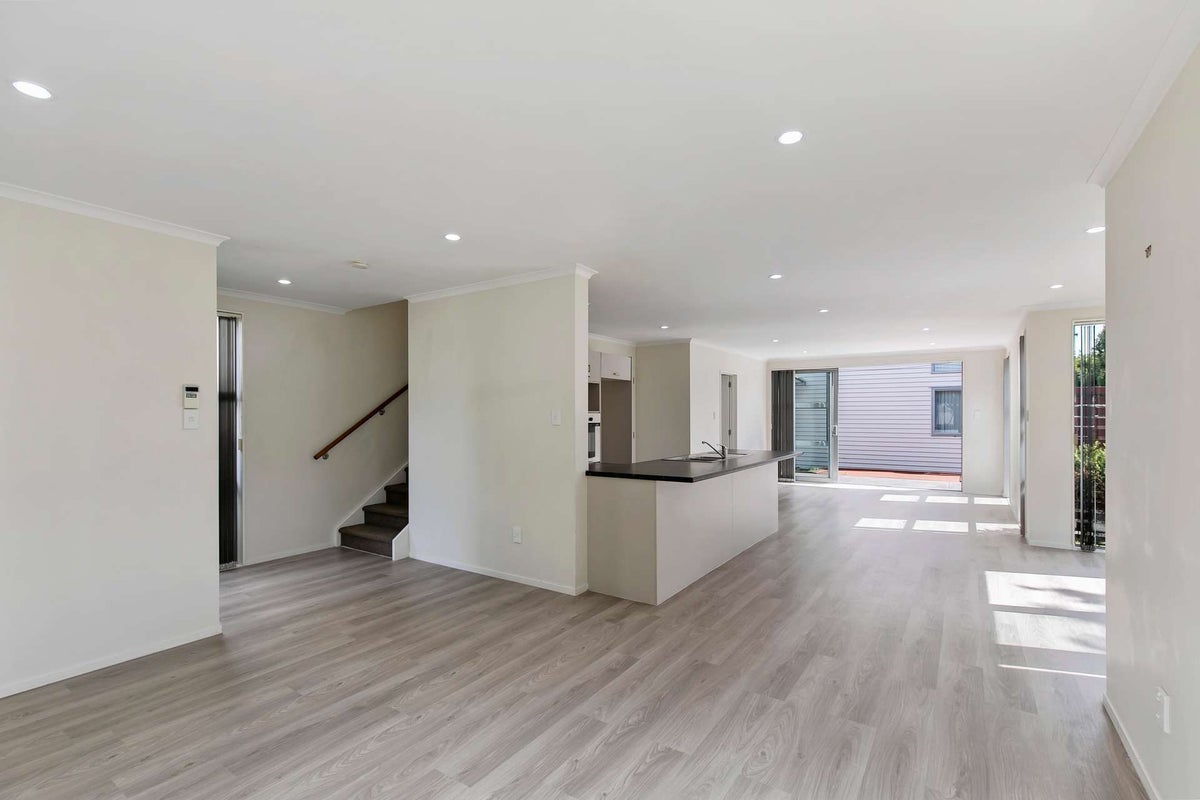 7 Phar Lap Crescent, Takanini, Auckland - Carousel 2