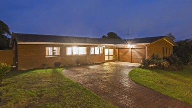 5 Jane Gifford Place, Half Moon Bay, Auckland - Carousel 1