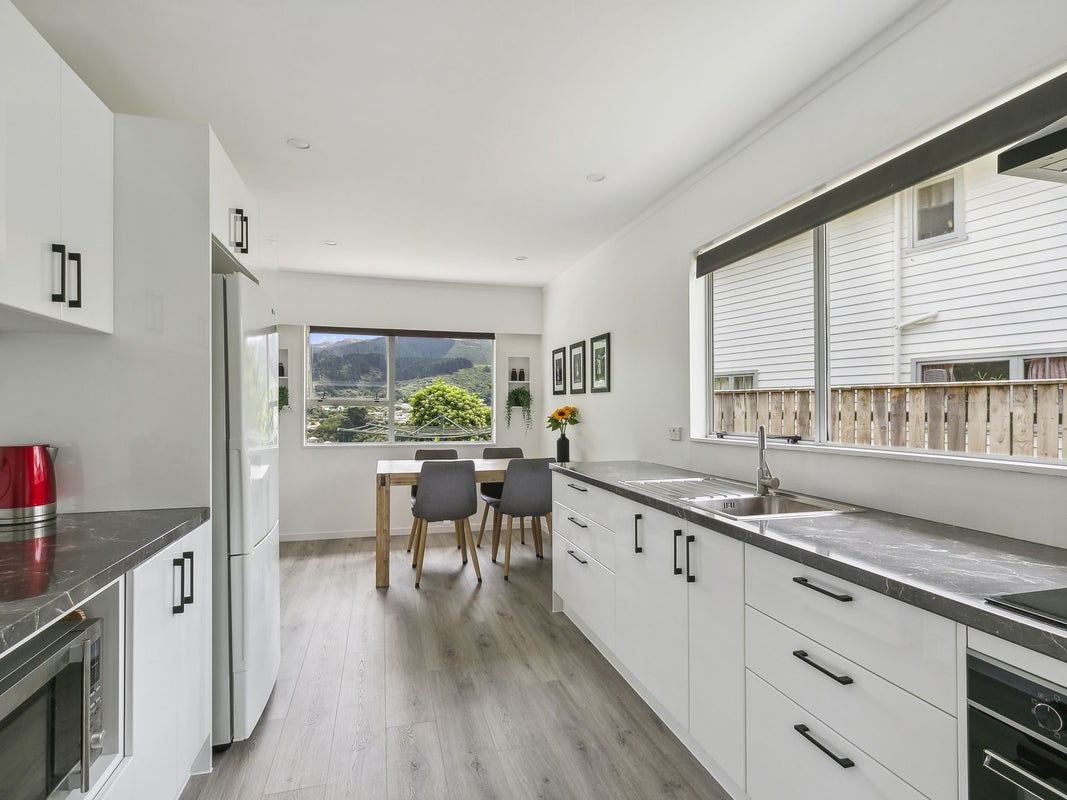 30 Lupin Terrace, Tawa, Wellington - Carousel 2
