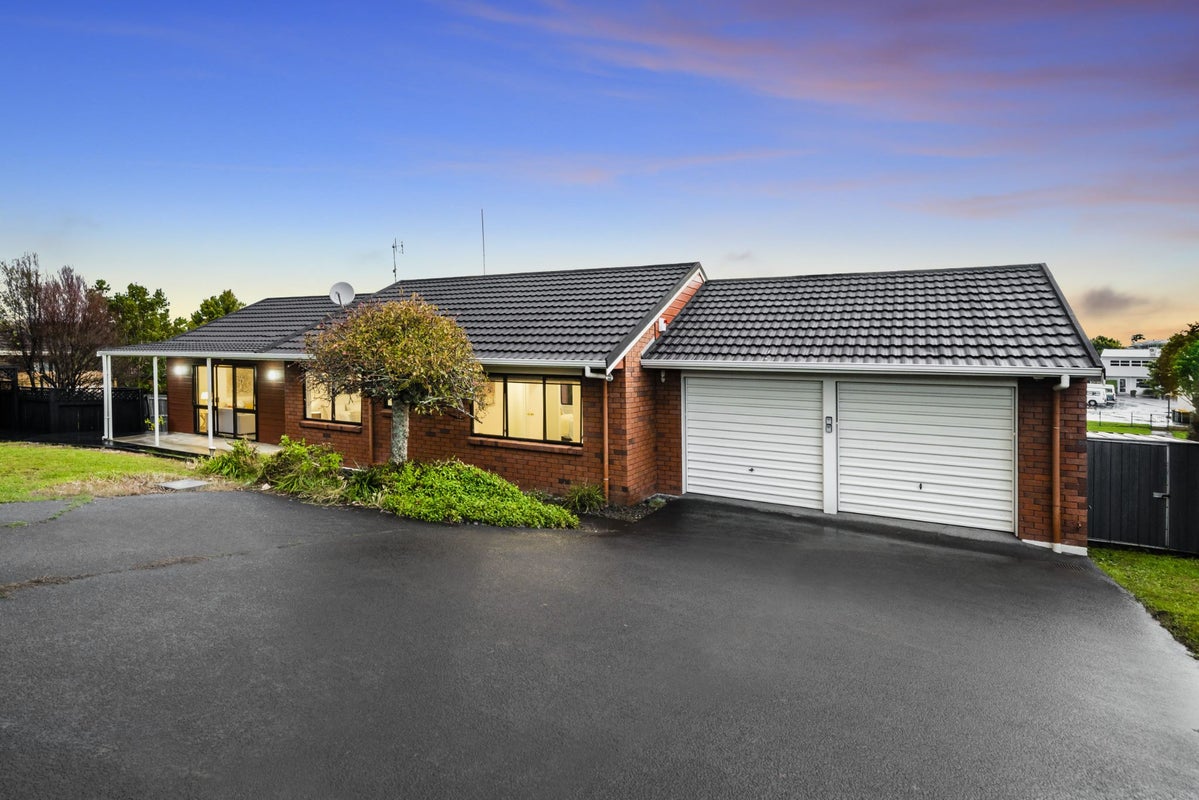 34 Pinewood Grove, Botany Downs, Auckland - Carousel 1