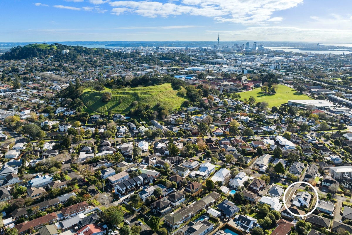 15 Highwic Avenue, Epsom, Auckland - Carousel 3