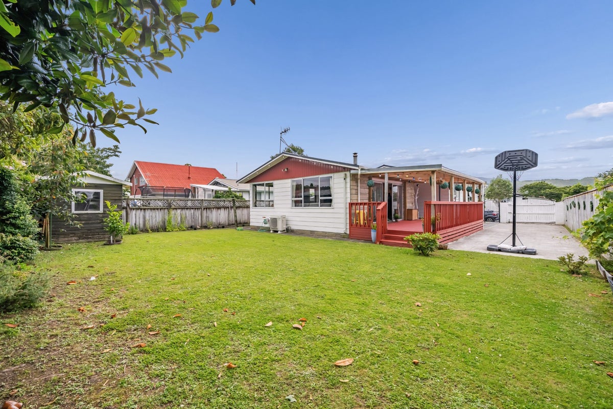 71 California Drive, Totara Park, Upper Hutt - Carousel 1