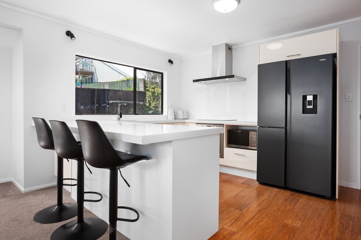 13 Kinnel Grove, Papakowhai, Porirua - Carousel 2