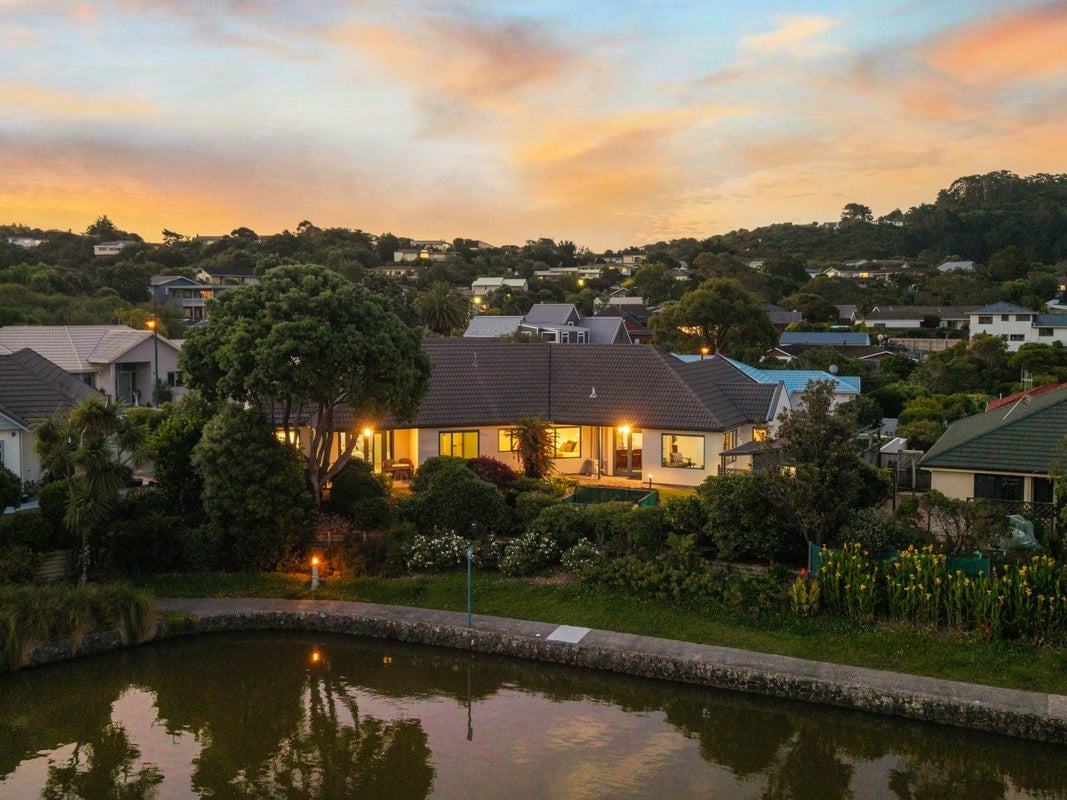 6 Mariners Way, Whitby, Porirua - Carousel 2