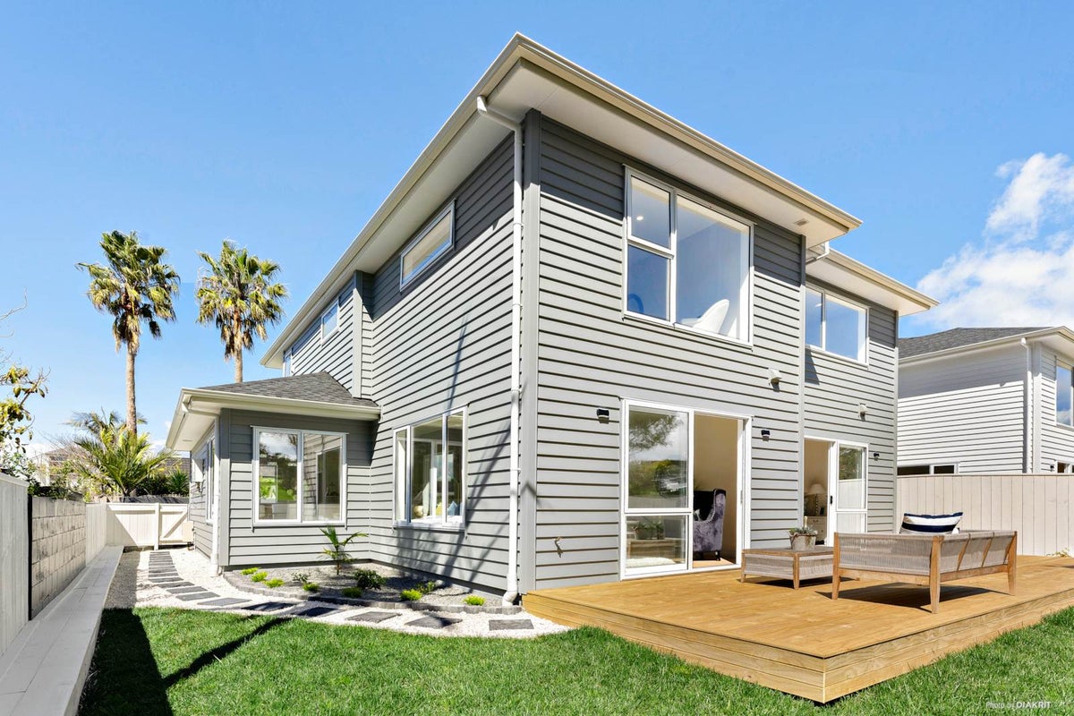 8A Jern Place, Eastern Beach, Auckland - Carousel 1