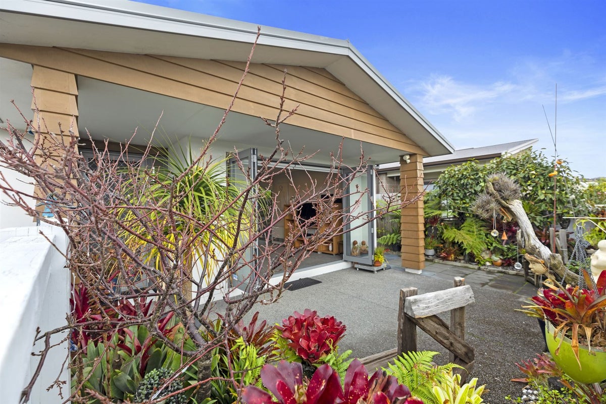 5 Eden Crescent, Brookfield, Tauranga - Carousel 1