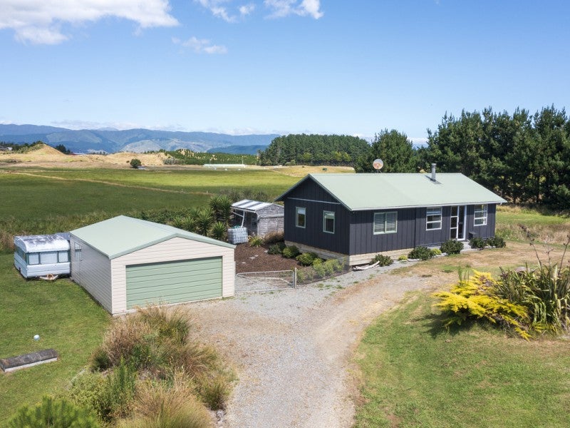75 Strathnaver Drive, Waikawa Beach, Levin - Carousel 1