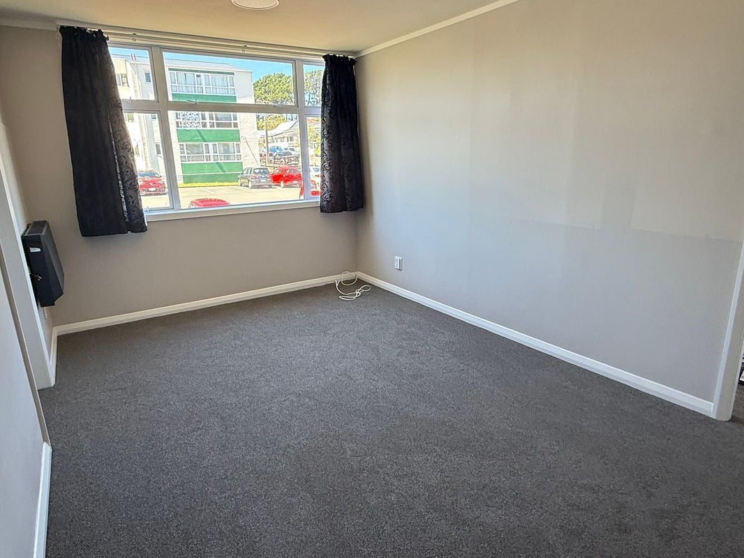 7/16 Angus Avenue, Berhampore, Wellington - Carousel 1