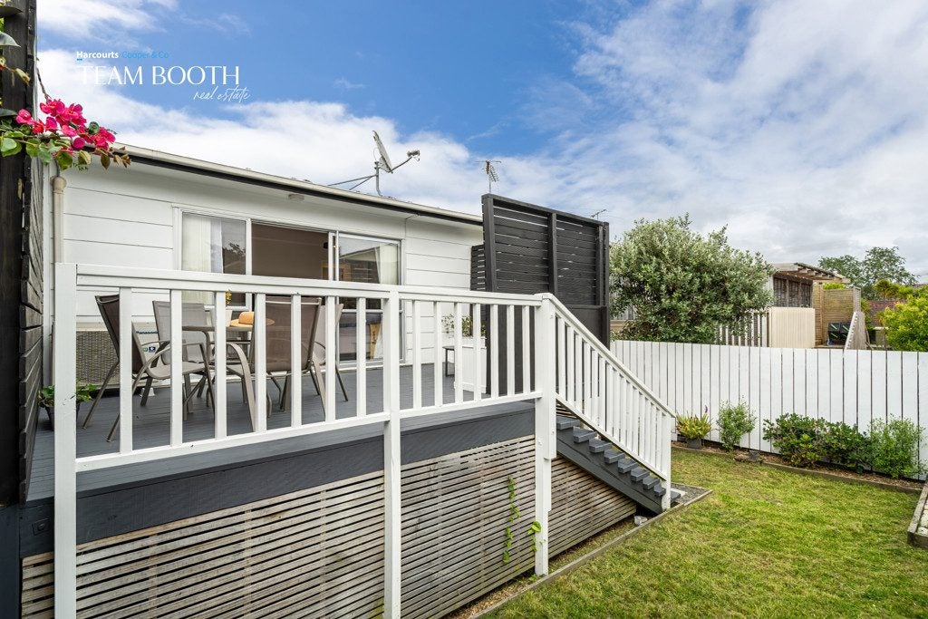 2/3A Kirrie Avenue, Te Atatu South, Auckland - Carousel 1