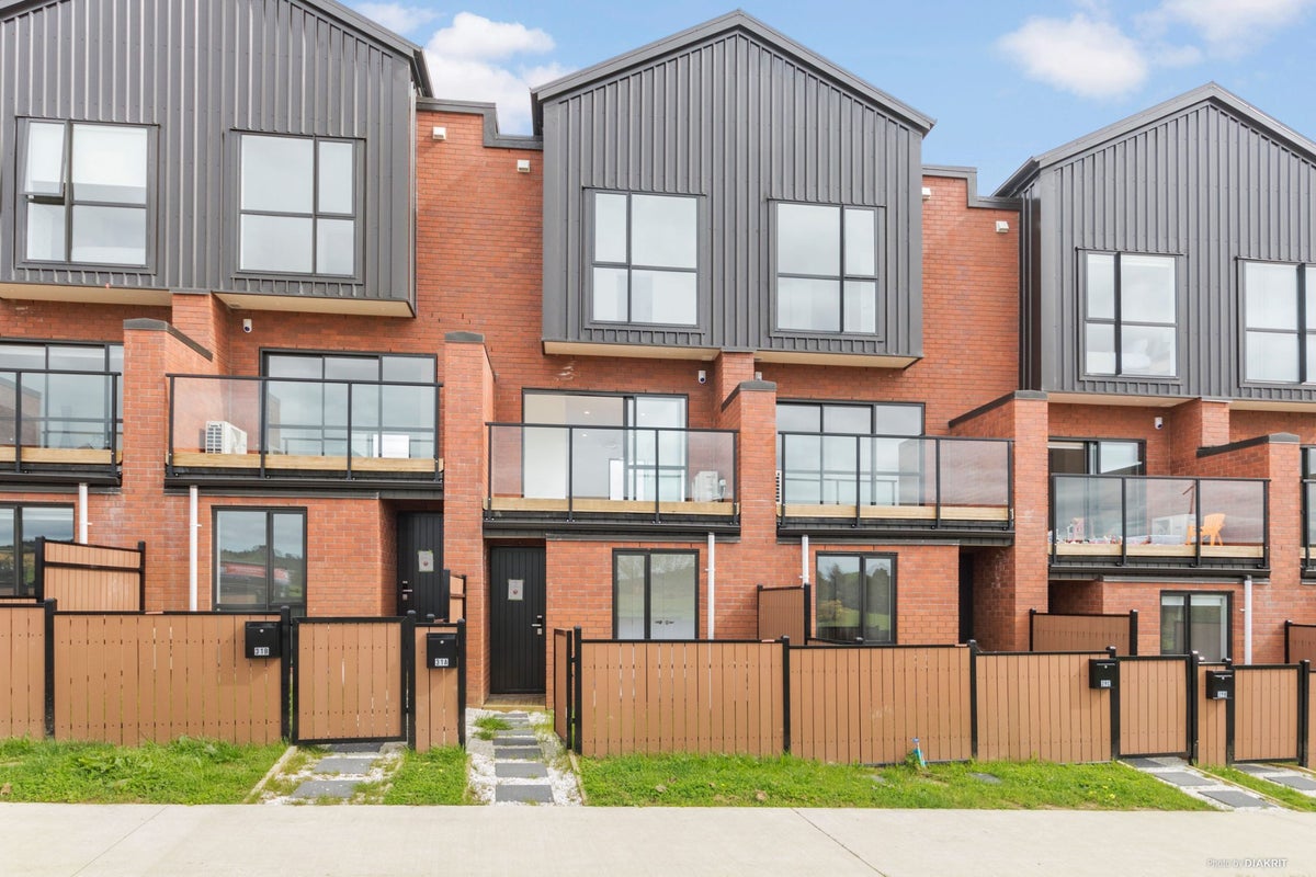 31A Murphys Park Drive, Flat Bush, Auckland - Carousel 1
