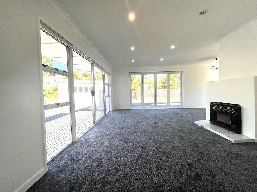 15 Glenroy Place, Green Bay, Auckland - Carousel 2