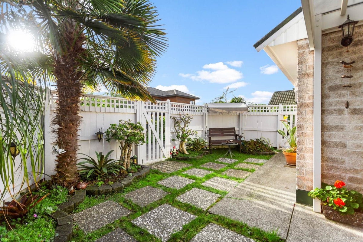 2/11 Thornton Road, Milford, Auckland - Carousel 2
