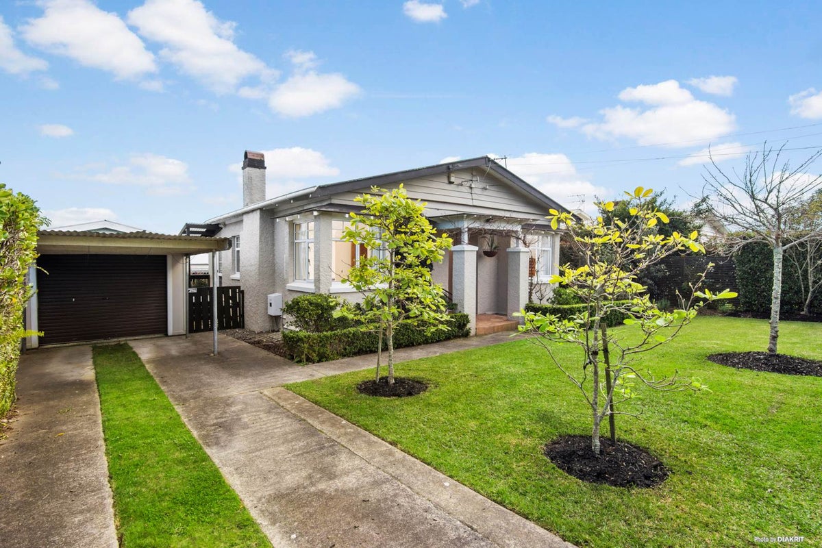 82 Lynwood Road, New Lynn, Auckland - Carousel 1