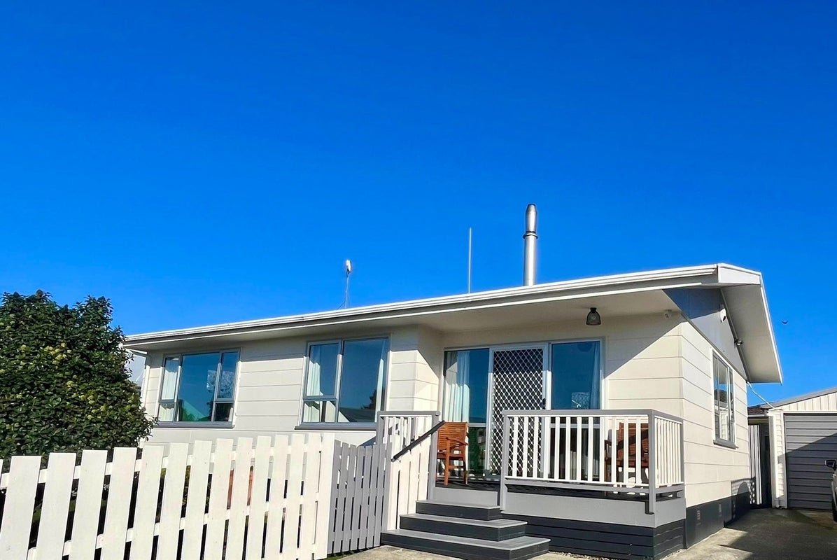 4 Tiller Close, Kelvin Grove, Palmerston North - Carousel 1
