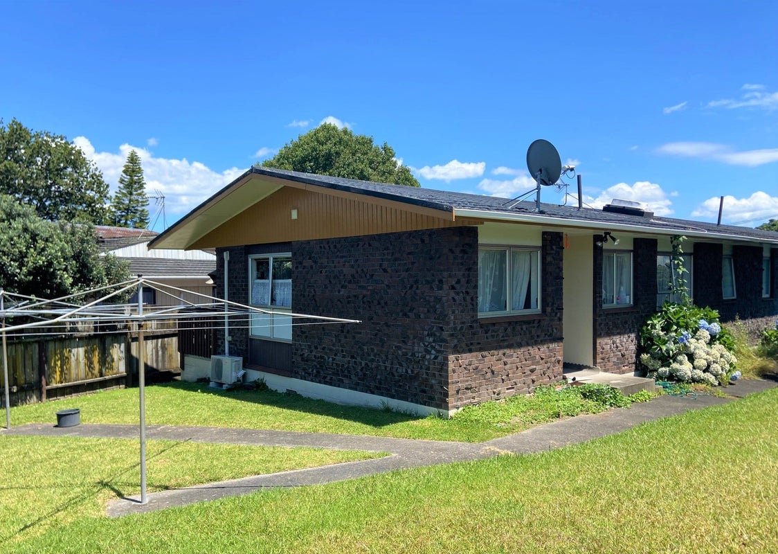 2/223 Edmonton Road, Te Atatu South, Auckland - Carousel 1