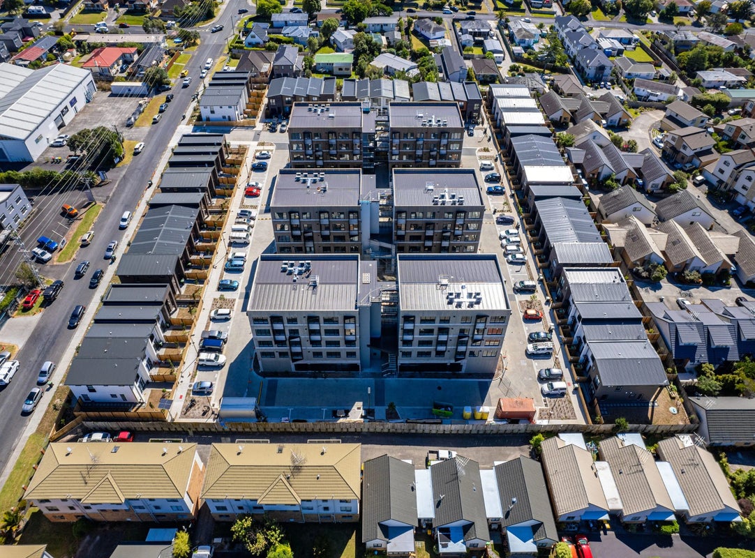 202/3 Rauemi Way, Te Atatu South, Auckland - Carousel 1