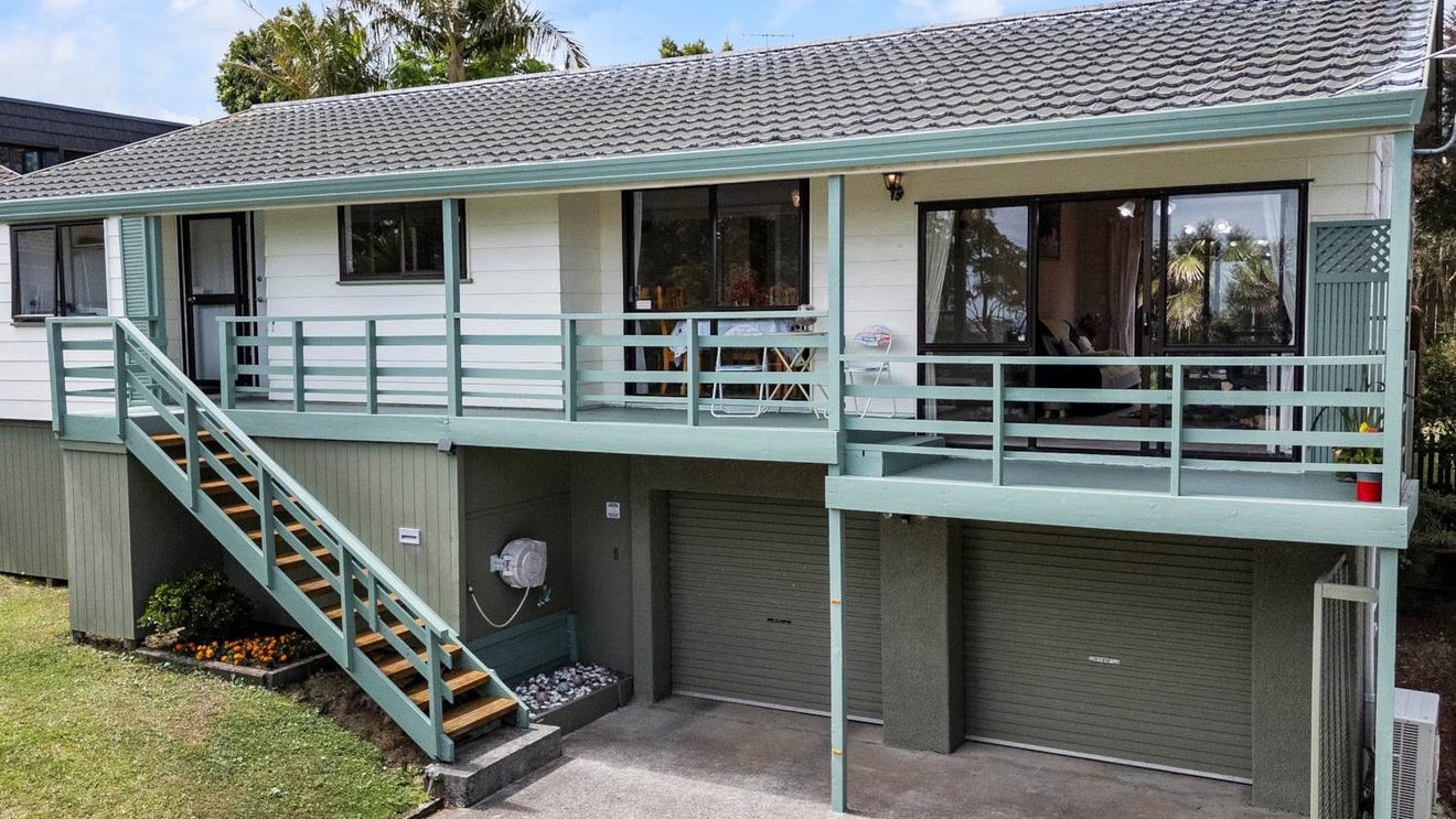 2/106 Bradbury Road, Botany Downs, Auckland - Carousel 1