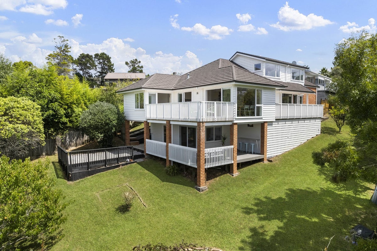 2/37 Woodlands Crescent, Browns Bay, Auckland - Carousel 1