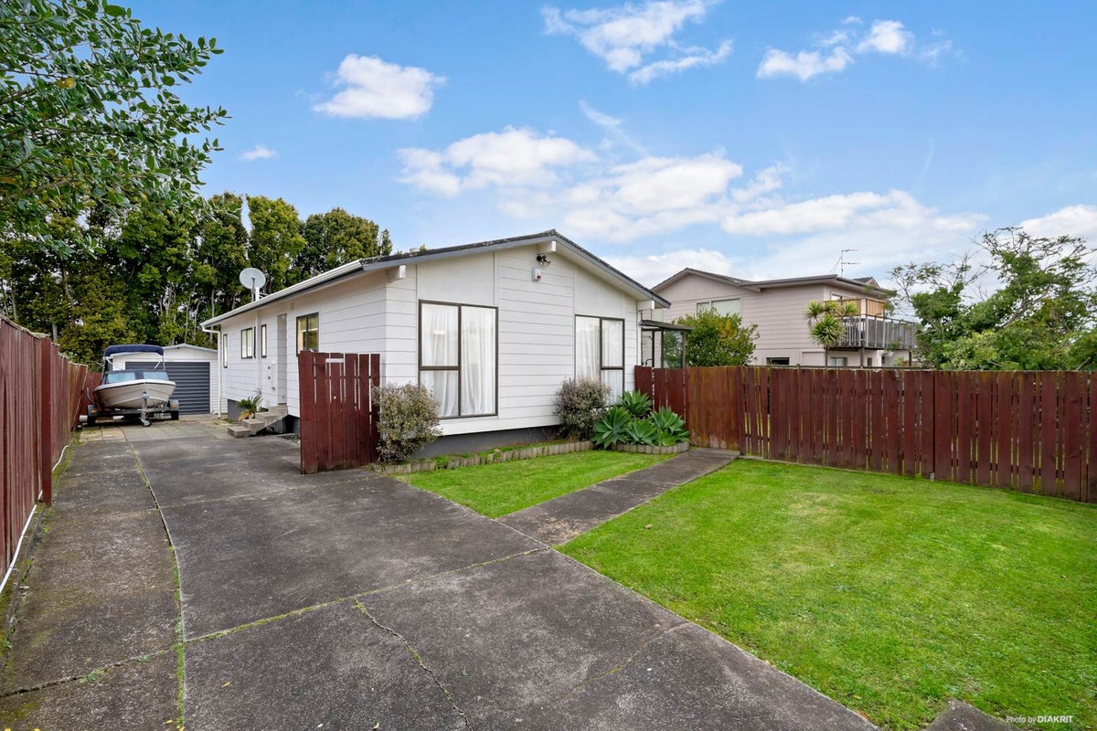 11 Darren Crescent, Half Moon Bay, Auckland - Carousel 1