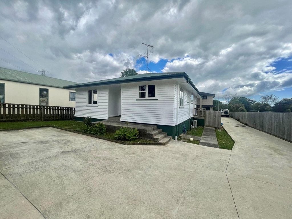 57 Beaubank Road, Kelston, Auckland - Carousel 1