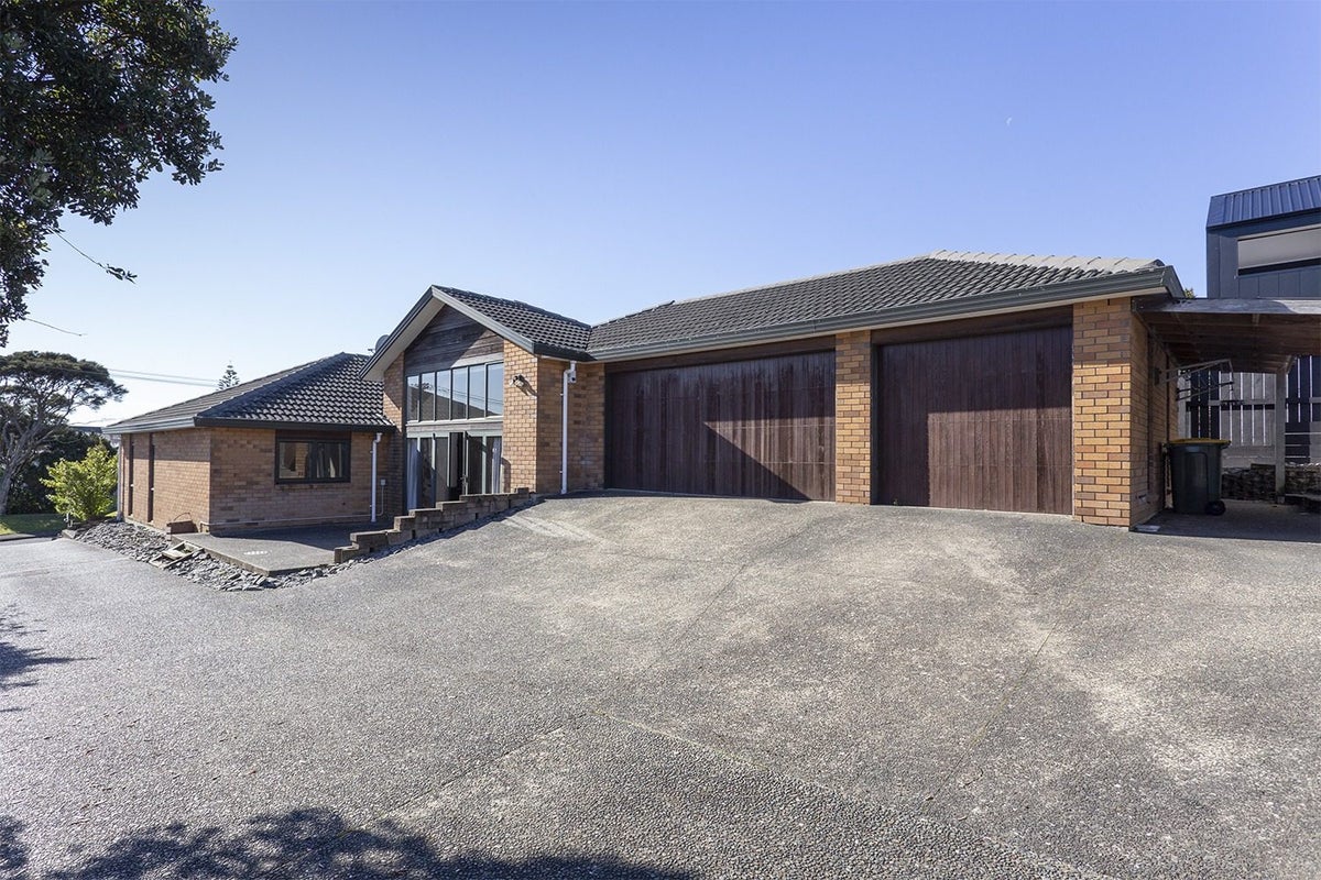 4 Cliff View Drive, Green Bay, Auckland - Carousel 1