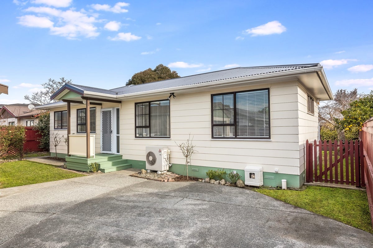 19 Laredo Grove, Totara Park, Upper Hutt - Carousel 1