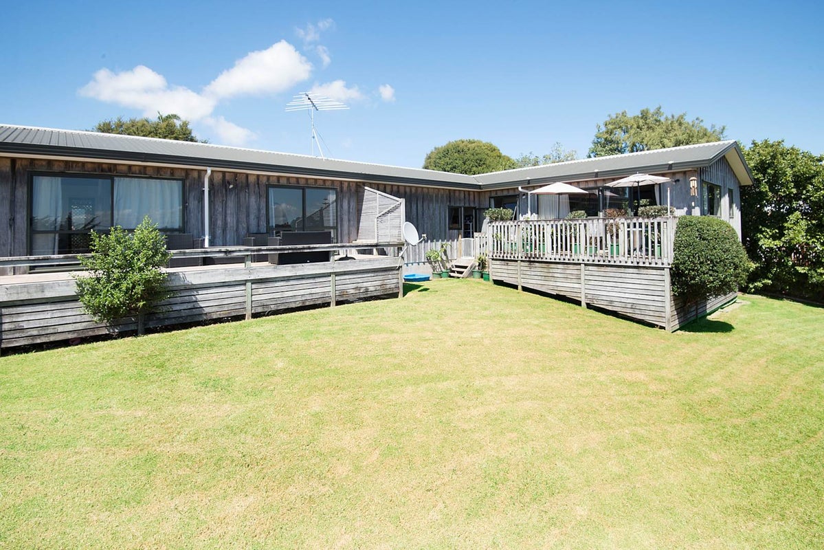 9 Holiday Road, Stanmore Bay, Whangaparaoa - Carousel 1