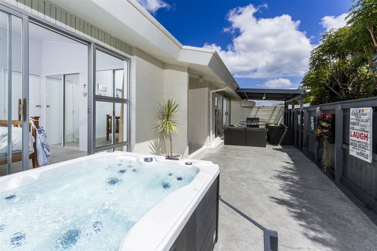 2/64 Seaview Road, Castor Bay, Auckland - Carousel 1