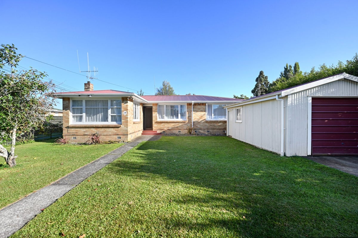 19 Tomin Road, Glenview, Hamilton - Carousel 1